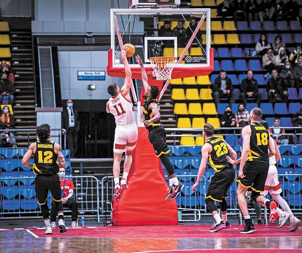 Spektakulär an beiden Enden des Feldes: Justin Simon (rechts) mit einem starken Block gegen Prometeys Oleksandr Lypovyy. Foto: Basketball Champions League