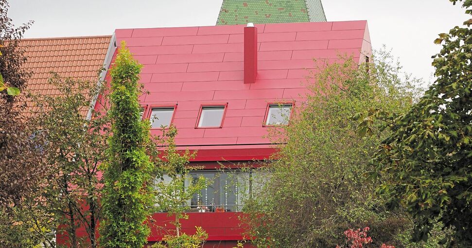 Das Haus mit der ungewöhnlichen Farbe an Fassade und Dach ist ein Hingucker – und das, wenn es Reflexionen gibt, auch auf den Wänden der Nachbarn. Foto: Holm Wolschendorf