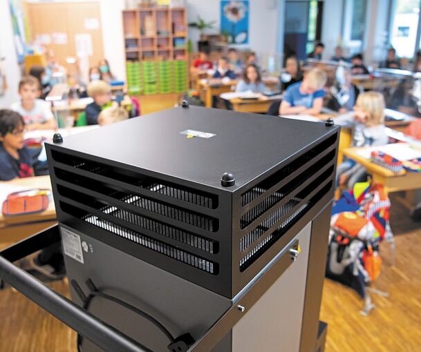 Ein Luftfilter steht in einem Klassenraum in Bayern. In Ludwigsburg hat sich die Verwaltung gegen den flächendeckenden Einsatz von Filtergeräten entschieden. Foto: Sven Hoppe/dpa