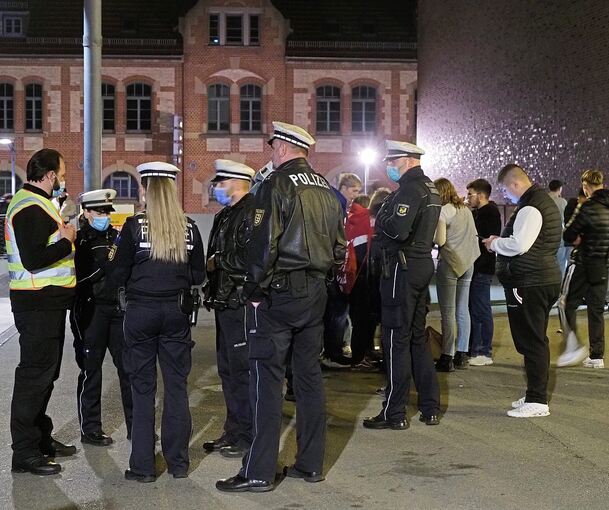 Eindrücke vom Akademiehof: Um 23 Uhr setzt die Polizei das Verweilverbot durch. Zu diesem Zeitpunkt sind noch etwa 150 Jugendliche und junge Erwachsene auf dem Platz. Foto: Holm Wolschendorf