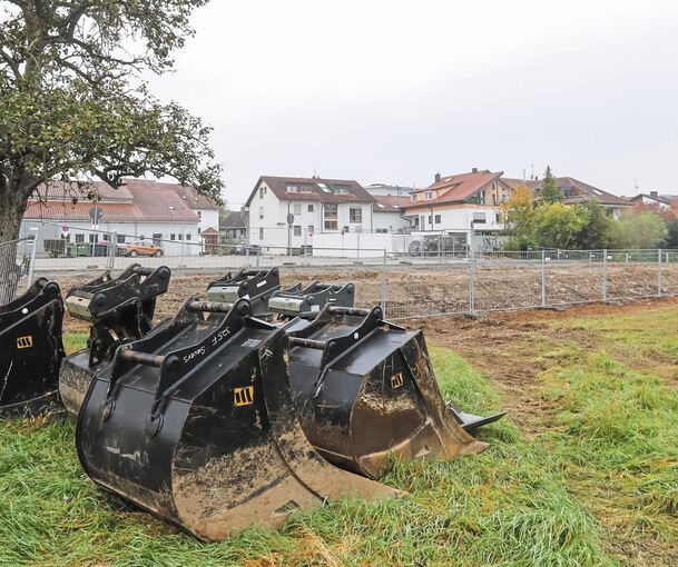 Ein Bagger ist schon da: Noch in diesem Jahr soll vor der Unterriexinger Turn- und Festhalle eine Interimskita entstehen. Foto: Ramona Theiss