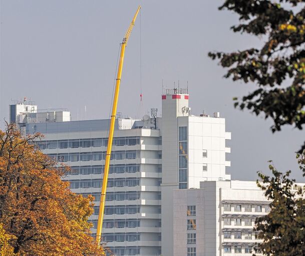 100 Meter hoch ist der Kran am Klinikum. Foto: Holm Wolschendorf