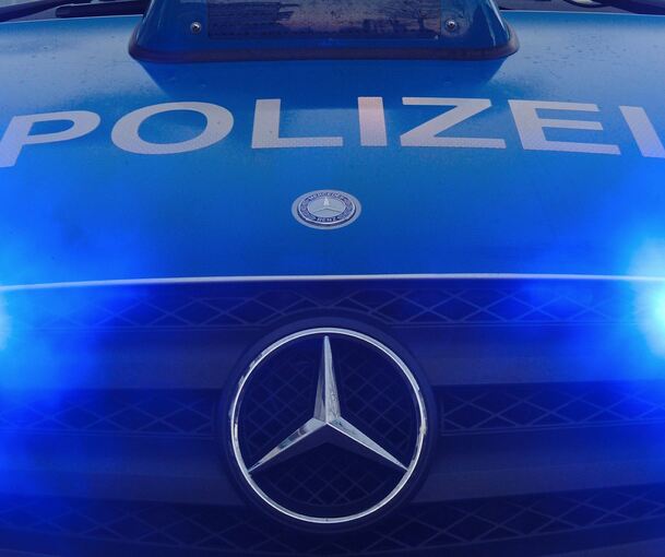 Die Polizei sucht den Fahrer eines schwarzen Mercedes-Sportcoupé.