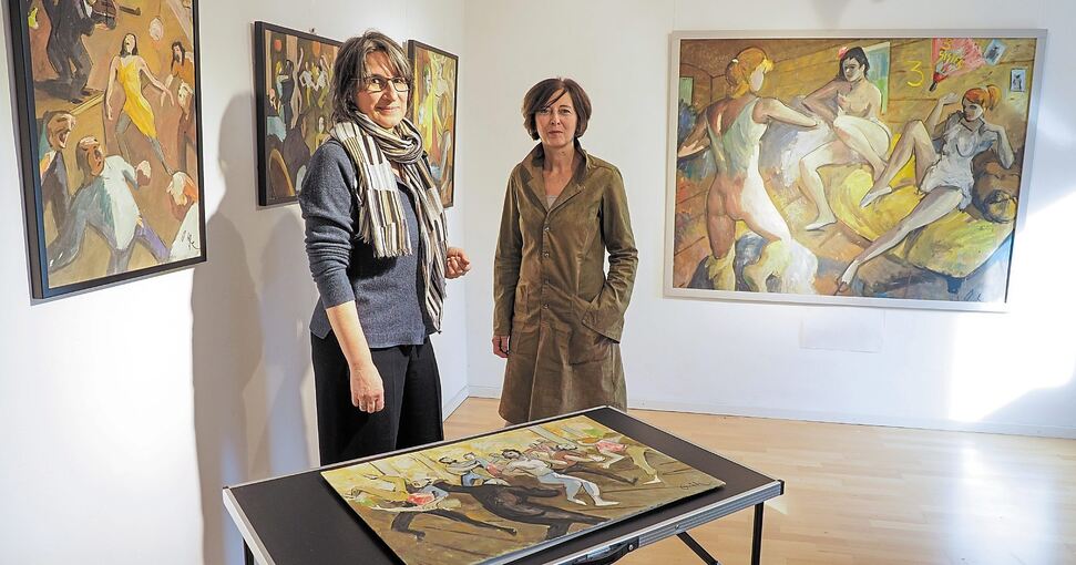 Natalie Kreisz (links) und Julia Novak von der Otto & Maria Herrmann Stiftung in der neuen Ausstellung des Kunstvereins Korntal-Münchingen. Foto: Holm Wolschendorf