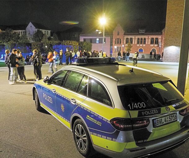 Vergangenen Freitag: Kurz nach 23 Uhr setzt die Polizei das Verweilverbot durch .Foto: Holm Wolschendorf