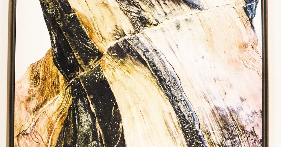 Vielfältige Ansichten einer Insel: Galerieleiterin Isabell Schenk-Weininger vor einer Malerei von Sven Drühl, oben rechts ein großformatiges Stein-Foto von Thomas Neumann, darunter ein Aquarell von Edgar Honetschläger. Fotos: Ramona Theiss