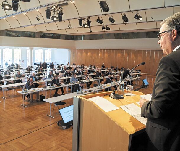 Landrat Dietmar Allgaier präsentiert den Kreisräten die Haushaltszahlen. Foto: Andreas Becker