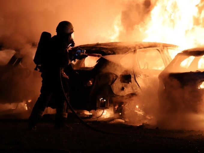 Fünf Autos brennen lichterloh vor Autohaus in Schwäbisch Gmünd