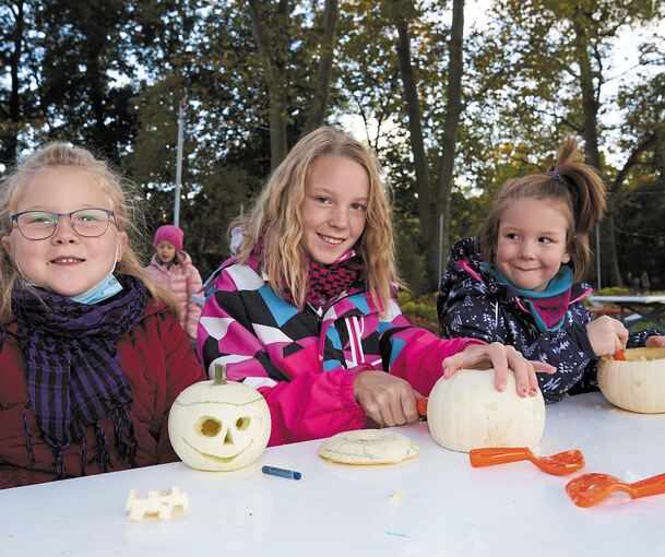 Melia, Luisa und Sofia beim Kürbisschnitzen im Blühenden Barock. Foto: Andreas Becker
