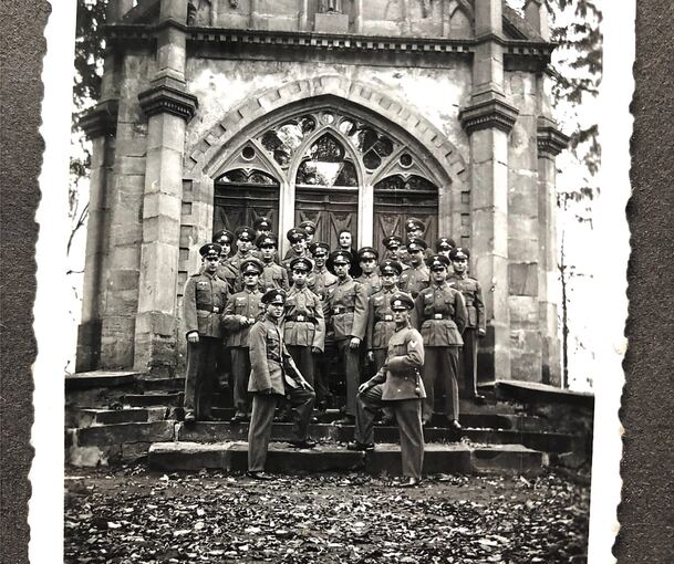 Das Bild von Klaus Barthruffs Vater, der 1935 als Soldat die Kapelle am Monrepos besuchte, zeigt, wie der Eingang des Gebäudes aussah. Foto: Klaus Barthruff/p
