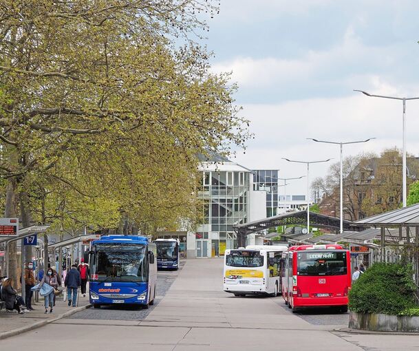 Am Zentralen Omnibusbahnhof treffen die Busse aufeinander. Aber nicht nur dort kommen sie häufig zu spät an. Archivfoto: Holm Wolschendorf
