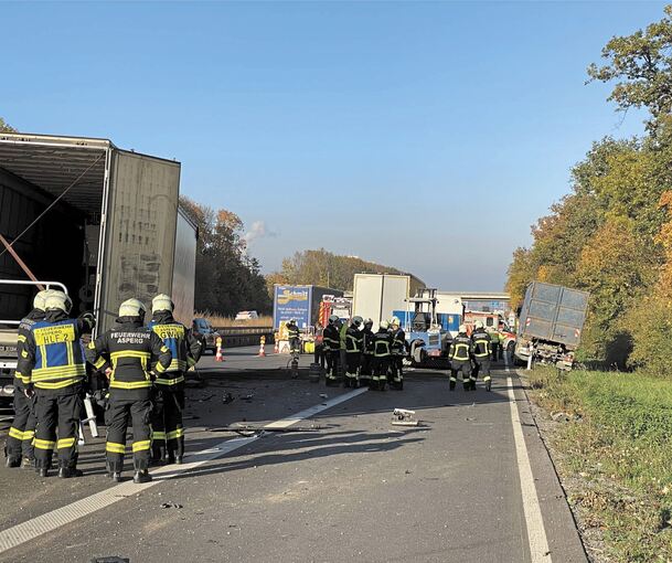 Auf der A81 ist es zu einem Unfall mit mehreren LKW gekommen. 7aktuell.de/ NR
