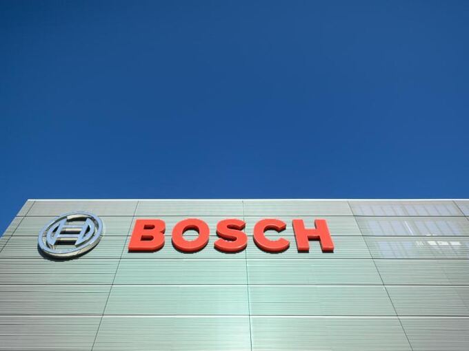 Das Bosch-Logo ist an einer Fassade zu sehen