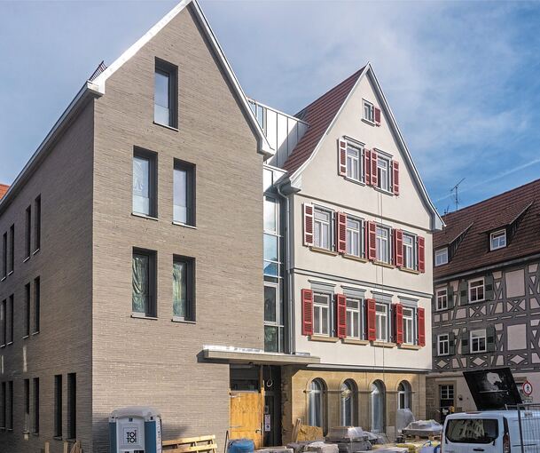 Vom Gerüst befreit ist seit Kurzem das Neue Rathaus in der Marktstraße in Marbach. Nun ist deutlich der Unterschied zwischen dem denkmalgeschützten, renovierten Pfundhaus (rechts) und dem mit einem gläsernen Durchgang verbundenen Neubau mit der marka