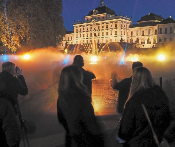 Beliebtes Fotomotiv bei den Besuchern: Die Nordfassade des Schlosses mit Nebelschwaden. Fotos: Holm Wolschendorf