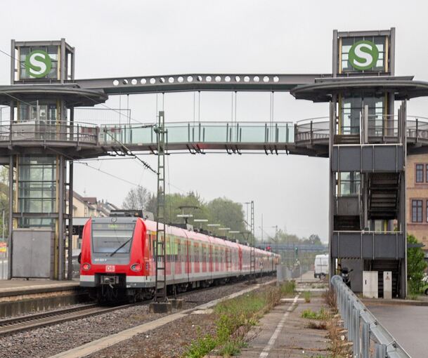 In Ditzingen wird ab Montag in den Hauptverkehrszeiten halbstündlich die neue S 62 halten, sie fährt weiter bis Zuffenhausen. Archivfoto: Wolschendorf