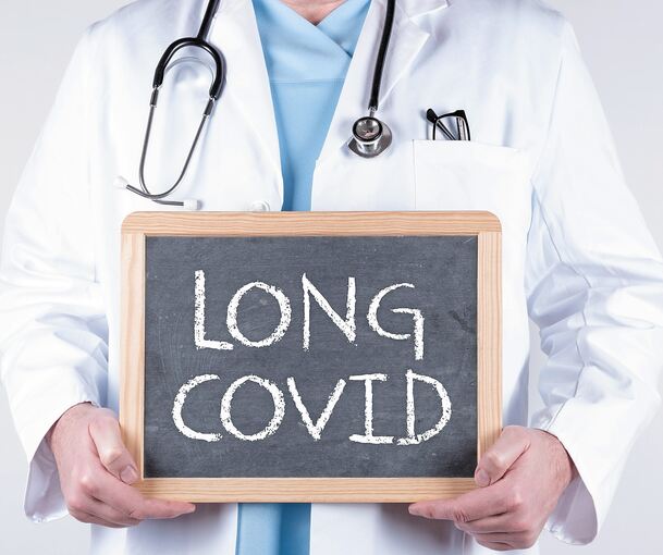 Ärzte im Kreis wollen bei der Behandlung lange anhaltender Beschwerden verstärkt kooperieren.Foto: HNFOTO/stock.adobe.com