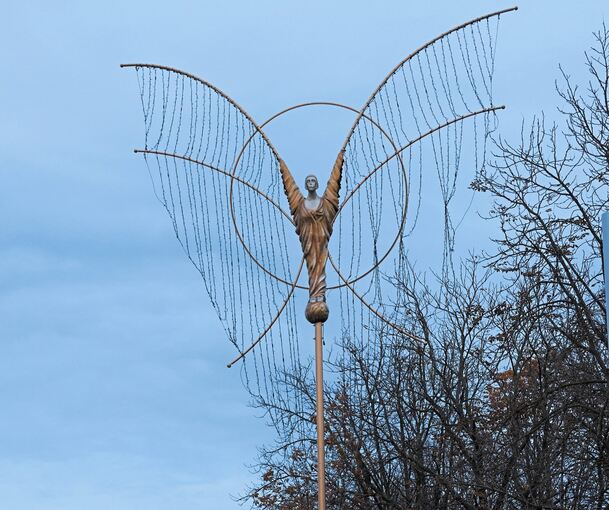 Dieser Engel grüßt an der B 27 Ludwigsburger und Besucher. Foto: A. Becker
