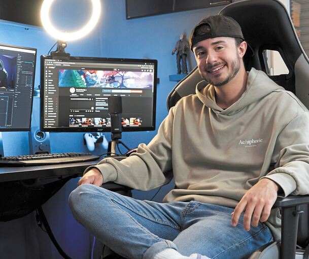 Dennis König zu Hause in seinem Studio. Hier produziert er seine Videos. Foto: Andreas Becker