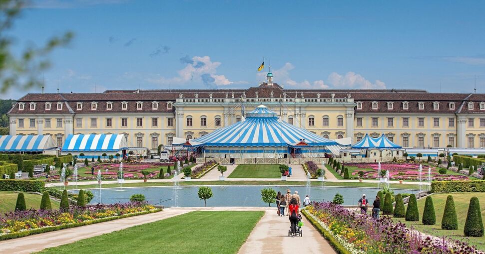 Besondere Kulisse für den Zirkus: In Ludwigsburg gastiert Roncalli mitten im Blühenden Barock vor dem Residenzschloss. Archivfoto: Holm Wolschendorf