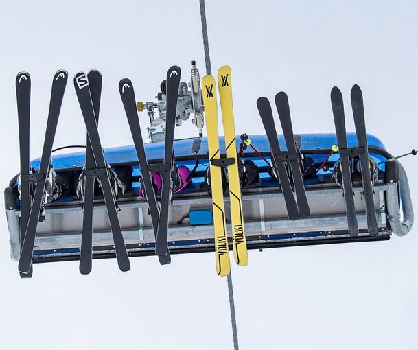 Der Berg ruft: Schon bald zieht es Skifahrer und Snowboarder nach langer Corona-Zwangsabstinenz wieder auf die Pisten. Ein Service bei den Profis kann da bestimmt nicht schaden. Foto: Tobias Hase/dpa