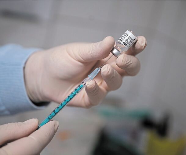 Bei den niedergelassenen Ärzten werden wieder mehr Spritzen aufgezogen, denn die Nachfrage nach der Impfung steigt. Foto: S. Gollnow/dpa
