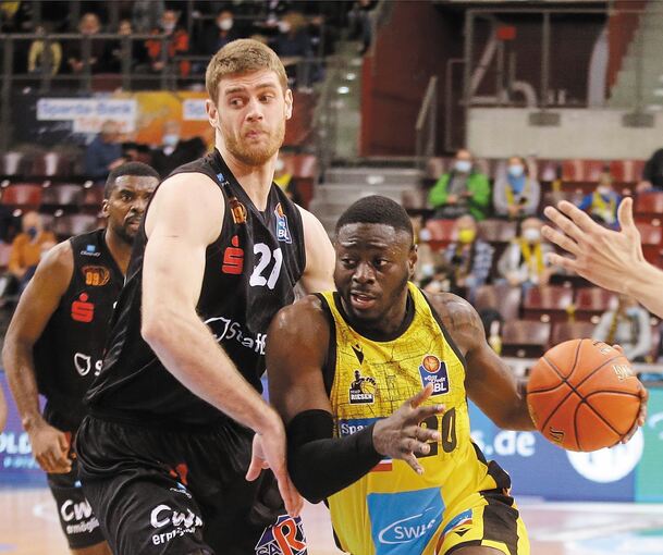 Enges Duell: Ludwigsburgs Rawle Alkins (rechts) setzt sich gegen den Chemnitzer Ivan Karacic durch.Foto: Baumann