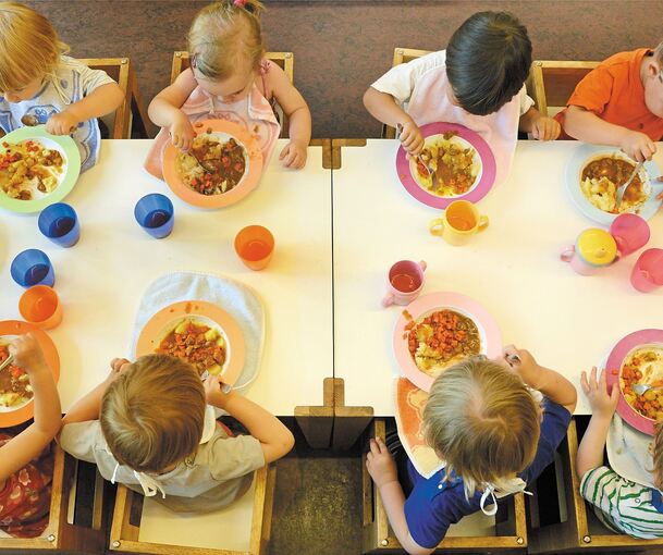 „Wir sitzen beisammen, der Tisch ist gedeckt. Wir wünschen einander, dass es gut schmeckt: Guten Appetit!“ Mittagessen gehört mit dem Ausbau der Betreuungszeiten inzwischen meist zum Angebot der Kita dazu. Doch nicht immer gefällt den Eltern, was auf