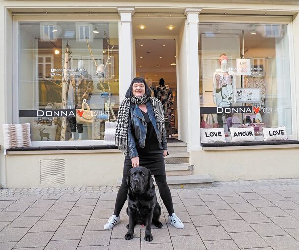 Kim Valerie Pesch mit Hund Paul vor ihrem Geschäft. Fotos: Holm Wolschendorf