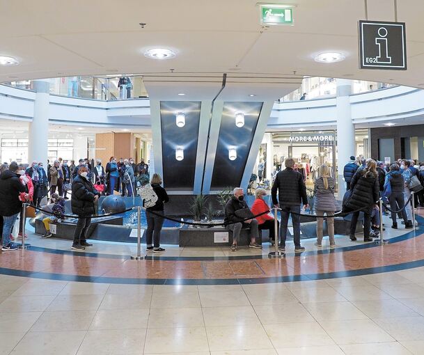 Eine ewig lange Warteschlange zieht sich durch die Ladenstraße des Breuningerlandes. All diese Menschen möchten sich hier impfen lassen.