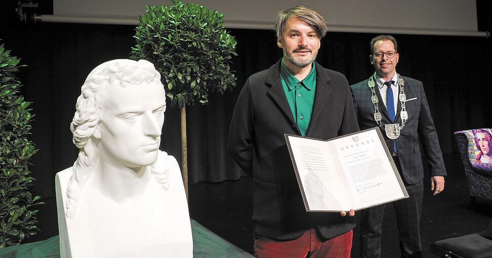 Der 32. Preisträger ist einer der preiswürdigsten: Der Schriftsteller Saša Stanišic erhält in der Stadthalle die Urkunde aus den Händen von Bürgermeister Jan Trost (rechts). Foto: Holm Wolschendorf
