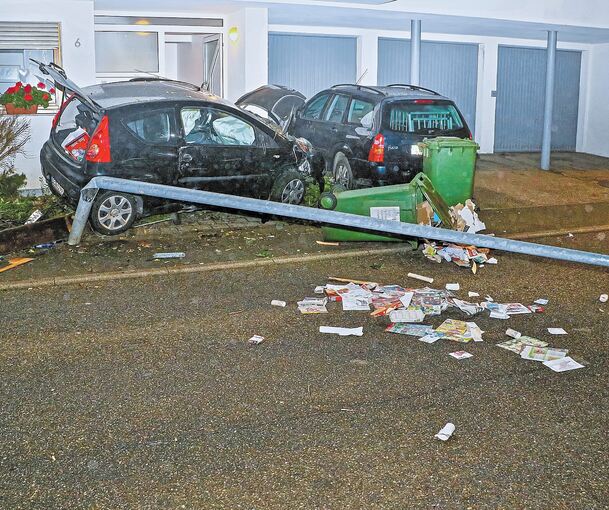 Schwere Verletzungen hat sich eine 22-jährige Fahrerin eines Peugeot am frühen Freitagmorgen gegen 0.40 Uhr zugezogen, als sie vermutlich aufgrund einer medizinischen Ursache in der Ludwigsburger Straße in Schwieberdingen die Kontrolle über ihr Fahrz