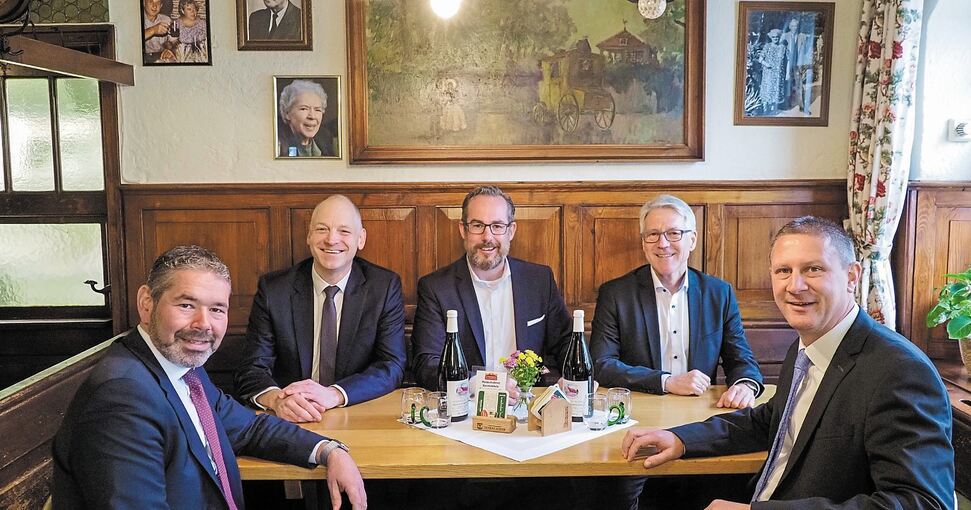 Wo einst die Erligheimer Bank gegründet wurde, hielt der neue Vorstand der VR-Bank Ludwigsburg seine erste Pressekonferenz ab (v.l.): Heiko Herbst, Timm Häberle, Thomas Palus, Joachim Sandner und Frank Kraaz. Foto: Wolschendorf