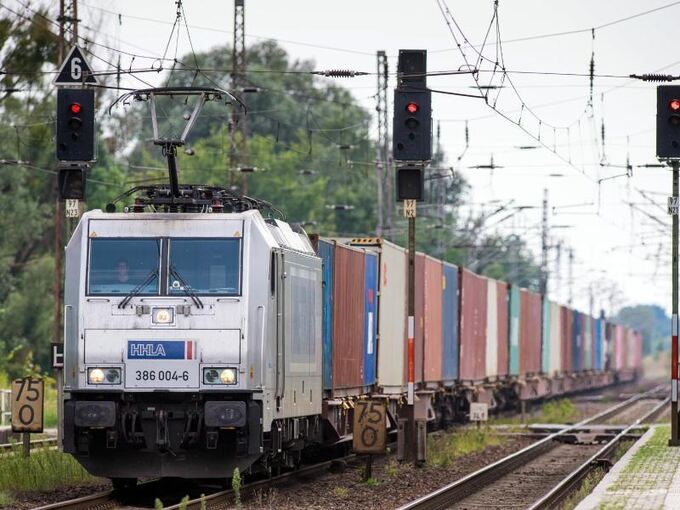 Güterzug mit E-Lok