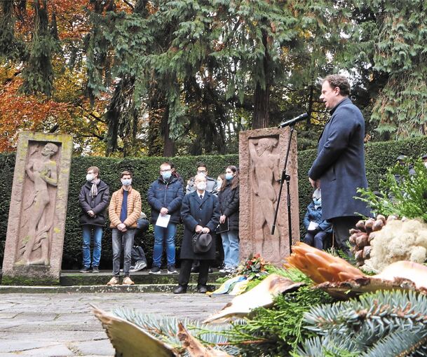 Oberbürgermeister Matthias Knecht begrüßt auf dem Ehrenfriedhof die Gäste der Gedenkveranstaltung zum Volkstrauertag,Foto: Ramona Theiss