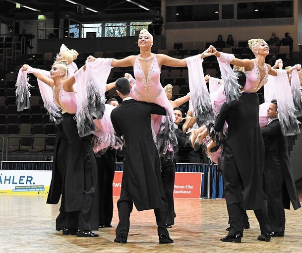 Die Choreographie „Avalon“ trägt die neuformierte Formation des 1. TC Ludwigsburg in Bremerhaven schwungvoll vor.Fotos: Volker Hey