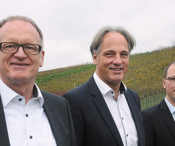 Zeigen sich zufrieden (von links): Vorstandsvorsitzender Joachim Kölz, Geschäftsführer Hans-Georg Schiller sowie der Technische Betriebsleiter und Kellermeister Sebastian Häußer.