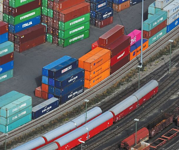 Der Containerbahnhof in Kornwestheim soll um 7000 Quadratmeter erweitert werden, um mehr leere Container zwischenlagern zu können. Foto: Werner Kuhnle