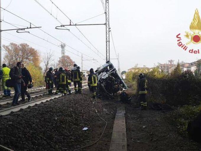Kleinbus in Italien von Zug erfasst - Junge stirbt
