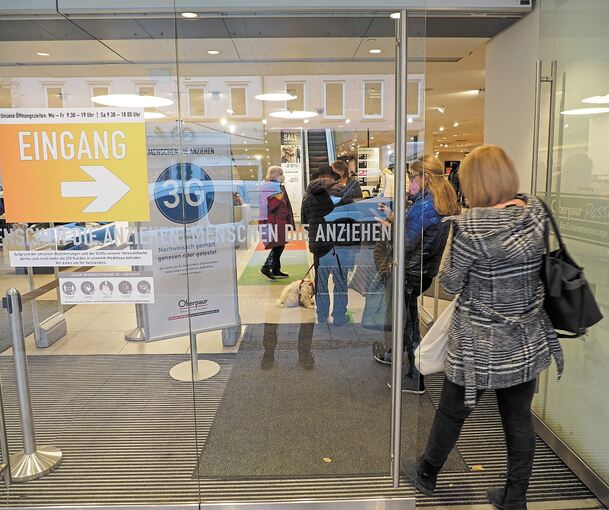 Eine Schlange reiht sich vor dem Eingang zum Oberpaur auf und hält den 3G-Nachweis bereit (links), Gabriele Förster kontrolliert den Impfstatus im Landhaus Lifestyle (rechts).Foto: Holm Wolschendorf
