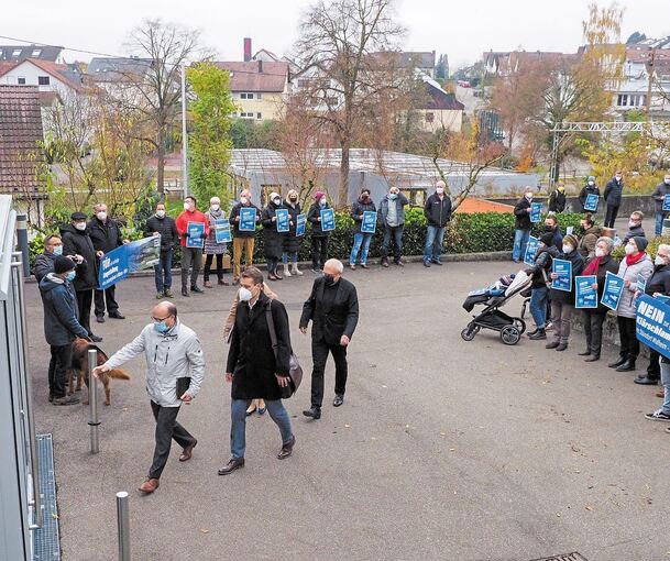 Der Weg zur Gesprächsrunde führt vorbei an Bürgern, die „Nein zur Klärschlammverbrennung am Standort Walheim“ sagen. Foto: Holm Wolschendorf