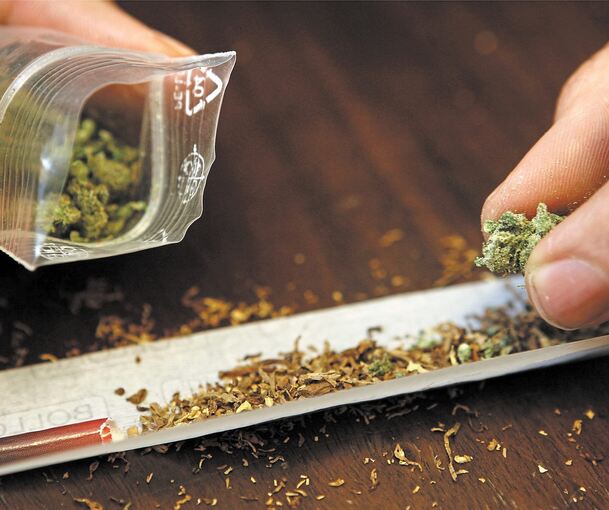 Eine Möglichkeit, Cannabis zu konsumieren, ist es, die Droge mit Tabak zu vermischen und als Joint zu rauchen.Archivfoto: Daniel Karmann/dpa