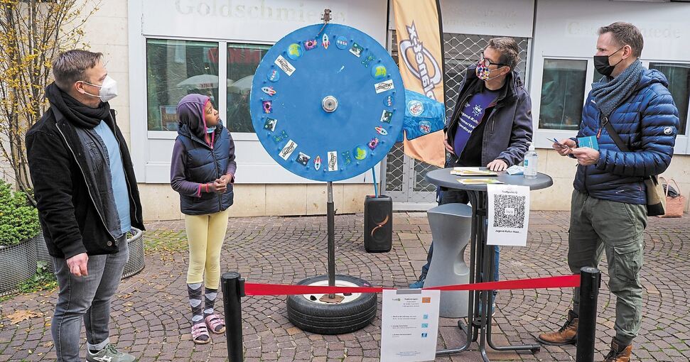 Freies WLAN, Straßenmusik oder eine Bühne für die Kleinkunstkunst: Diese Wünsche notieren junge Marbacher am Samstag an der Marktstraße auf Postkarten. Auf einem Glücksrad locken Gewinne. Foto: Holm Wolschendorf