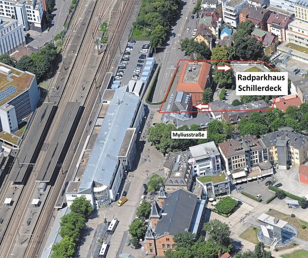 Blick auf das Parkdeck im Schillerviertel: Noch muss mit der Telekom (rotes Gebäude) über den Ausgang in Richtung Bahnhof verhandelt werden. Foto: Werner Kuhnle/Bearbeitung LKZ