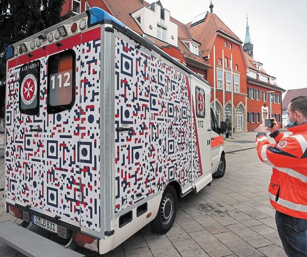 Nicht nur mit einem neuen Design wurde der erste Rettungswagen der Johanniter-Unfallhilfe im Land beklebt, sondern gleichzeitig mit einem digitalen QR-Code. Dieser leitet die Nutzer zum Warnhinweis „Gaffen tötet“ – wenn man ihn einscannt.Foto: Alfred