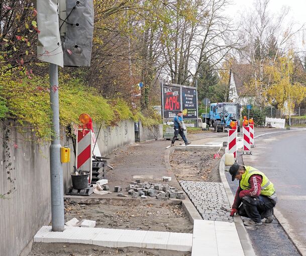Links die Haltestelle in der August-Bebel-Straße in Eglosheim, die momentan barrierefrei umgebaut wird. Rechts der Stopp in der Ludwigsburger Straße in HoheneckFotos: Holm Wolschendorf