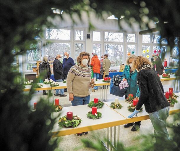 Adventskränze und Gestecke sind immer der Renner beim Nikolausmarkt.Foto: Holm Wolschendorf