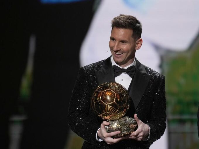 Lionel Messi mit Ballon d'Or-Auszeichnung