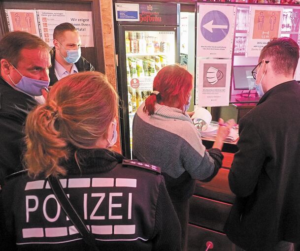 Am Montagabend hat die Polizei mehrere Gaststätten in Ludwigsburg kontrolliert. Foto: Holm Wolschendorf