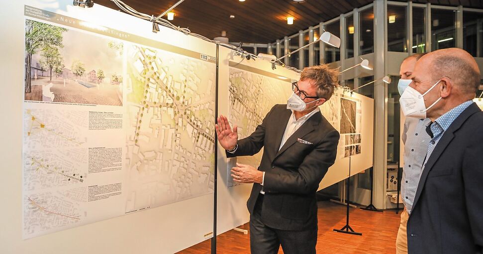 Axel Lohrer erläutert den Entwurf des Büros faktorgruen, neben ihm Bauamtsleiter Alexander Bagnewski und Bürgermeister Joachim Wolf.
